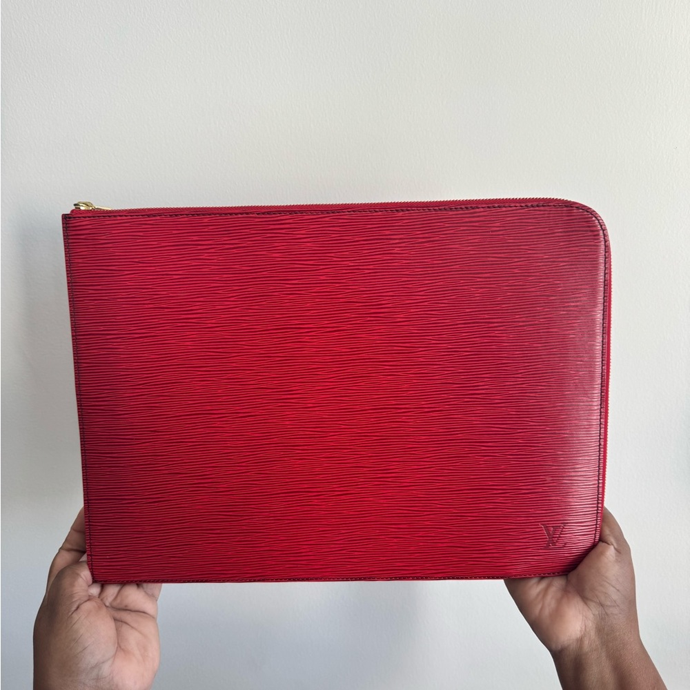 Louis Vuitton Elegant Red Laptop Bag
Length : 39 cm
Height : 28 cm
Width : 2 cm